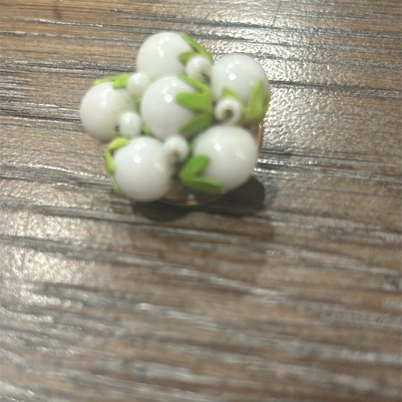 Vintage Clip On Earrings Hong Kong - Picture 3 of 6